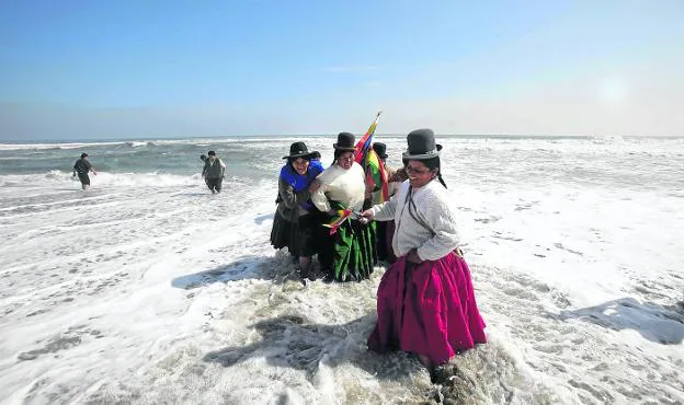 Mujeres bolivianas se bañan en las aguas de Bolivia Mar, el enclave cedido por Perú a su país. :: Paco chuquiure