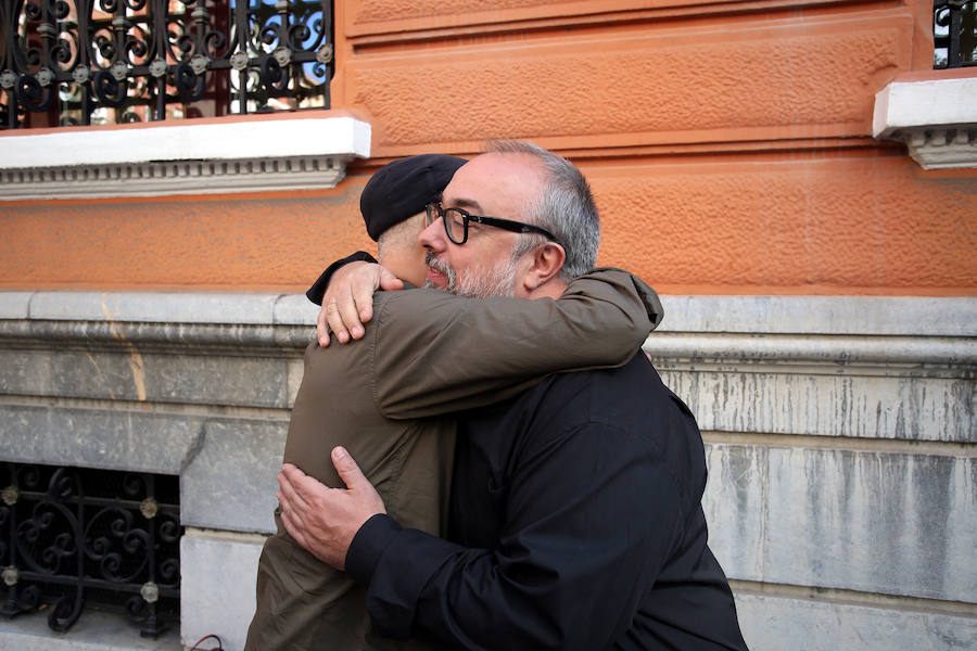 Pablo Berger y Álex de la Iglesia se dan un abrazo.