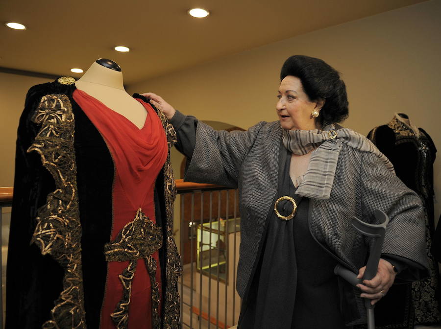 Caballé contempla en el 2012 algunos vestidos de la exposición conmemorativa del 50 aniversario de su debut en el Liceo.