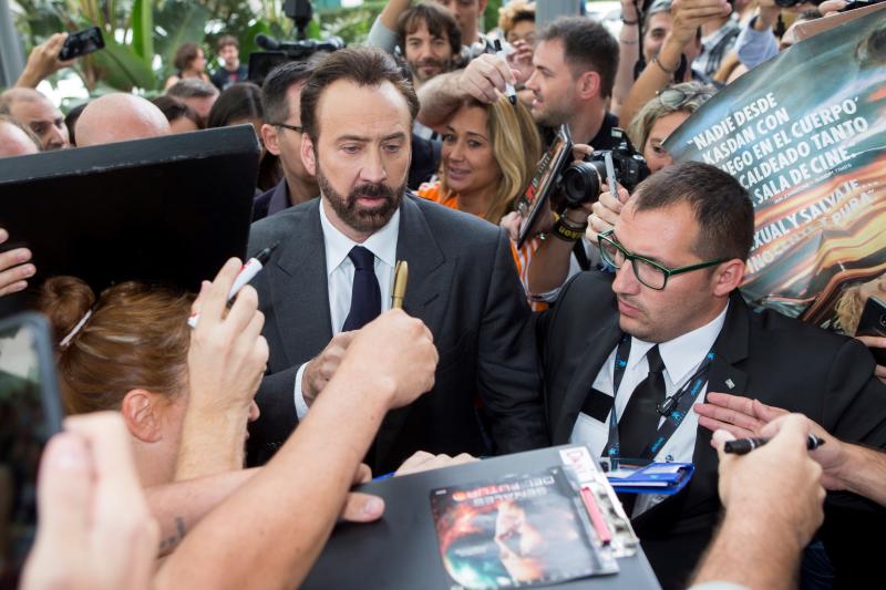 El actor, firmando autógrafos a su llegada.