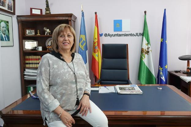 La alcaldesa de Jun, Aurora Suárez, en su despacho en el ayuntamiento.