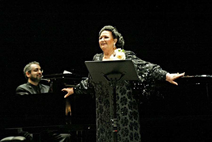 La soprano catalana, Montserrat Caballé durante el concierto que ofreció en Granada en 2007.