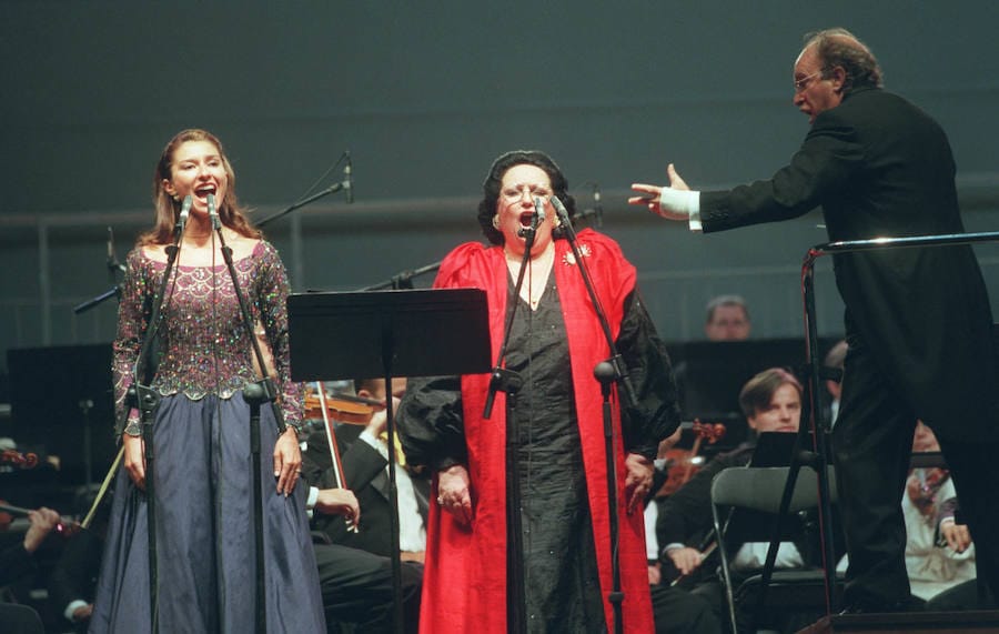 Montserrat Caballé y su hija Montserrat Martí, durante su actuación en el Palacio de los Deportes en 1998