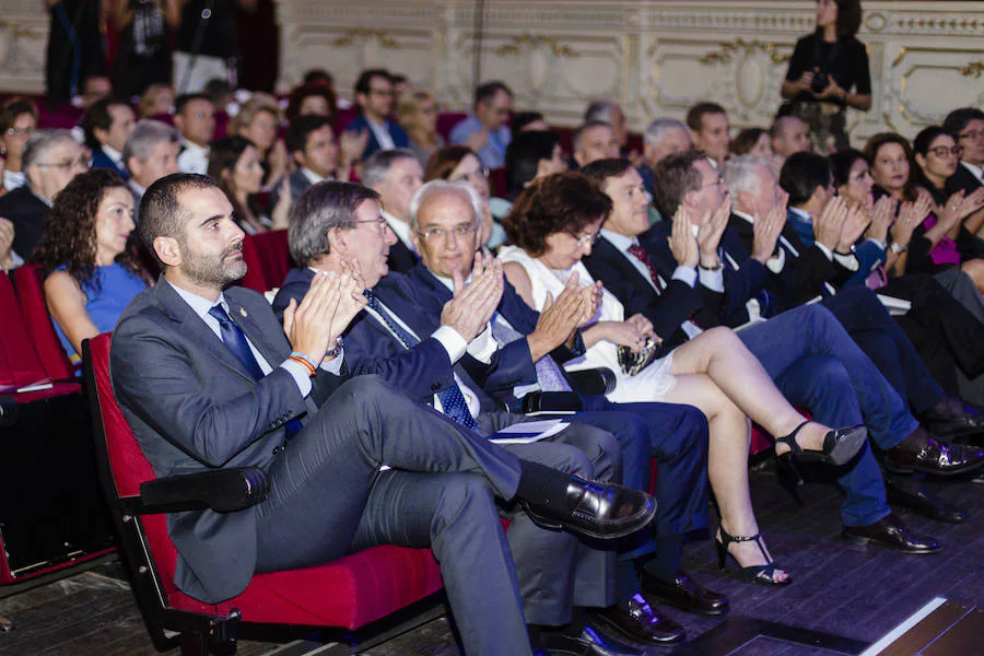 Tanto el rector como el secretario general de Universidades destacaron la «honestidad» de la comunidad universitaria, frente a «malas prácticas aisladas» El rector dio por inaugurado el curso 2018/2019 en un esplendoroso Teatro Cervantes