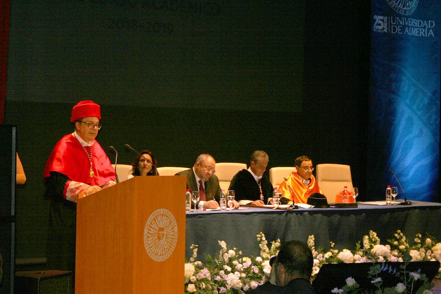 Tanto el rector como el secretario general de Universidades destacaron la «honestidad» de la comunidad universitaria, frente a «malas prácticas aisladas» El rector dio por inaugurado el curso 2018/2019 en un esplendoroso Teatro Cervantes