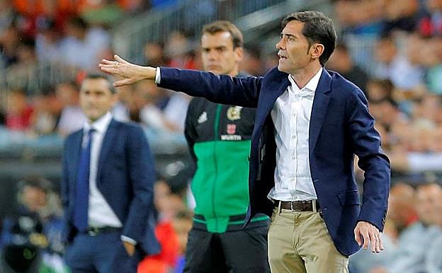 Marcelino dando instruccines en la banda durante el Valencia-Barcelona