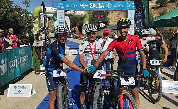 Beltrán, Carrasco y Zubero, al llegar a la meta de Valdepeñas de Jaén.