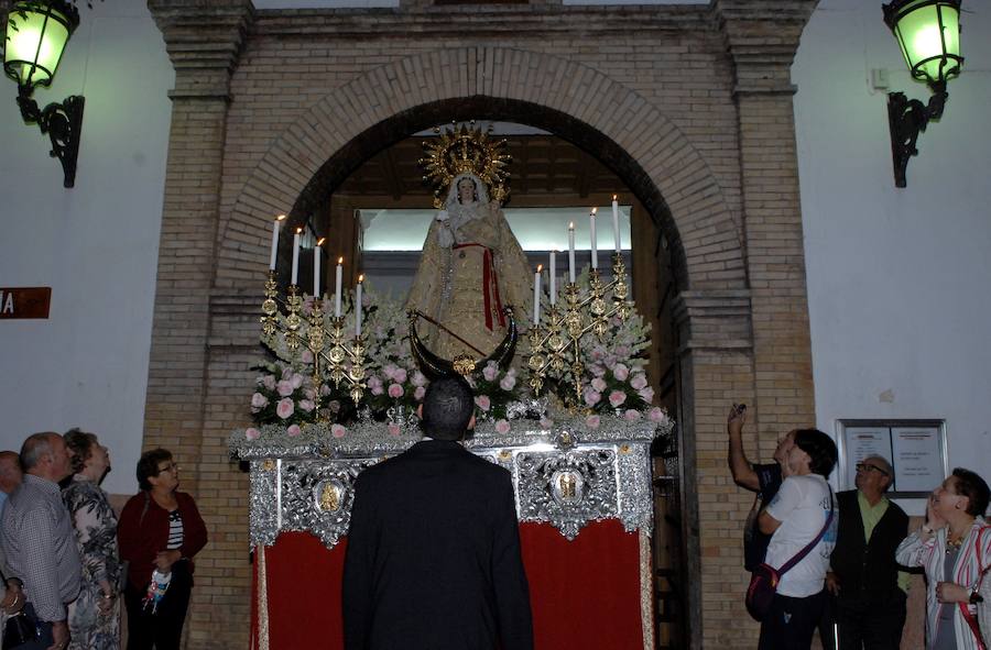 Es costumbre que un grupo de personas acompañado por música de cuerda salga a medianoche para realizar por las calles del pueblo los cantos de alborada