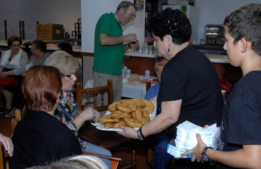 Es costumbre que un grupo de personas acompañado por música de cuerda salga a medianoche para realizar por las calles del pueblo los cantos de alborada