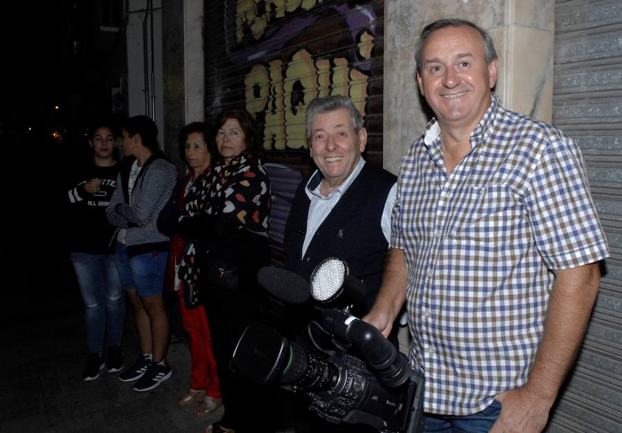 Es costumbre que un grupo de personas acompañado por música de cuerda salga a medianoche para realizar por las calles del pueblo los cantos de alborada