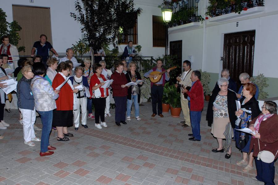 Es costumbre que un grupo de personas acompañado por música de cuerda salga a medianoche para realizar por las calles del pueblo los cantos de alborada