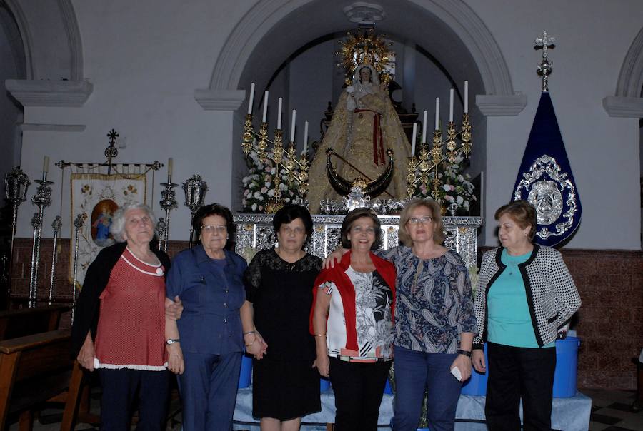 Es costumbre que un grupo de personas acompañado por música de cuerda salga a medianoche para realizar por las calles del pueblo los cantos de alborada