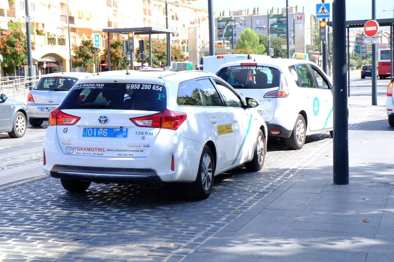 pasatiempo relajarse Aventurero Fotos: Así son las nuevas matrículas de los taxis de Granada: ¿por qué  tienen ahora un color azul? | Ideal