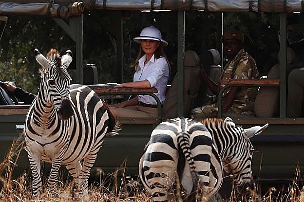Melania Trump, con una indumentaria de inequívoco sabor colonial, durante un safari en Kenia.