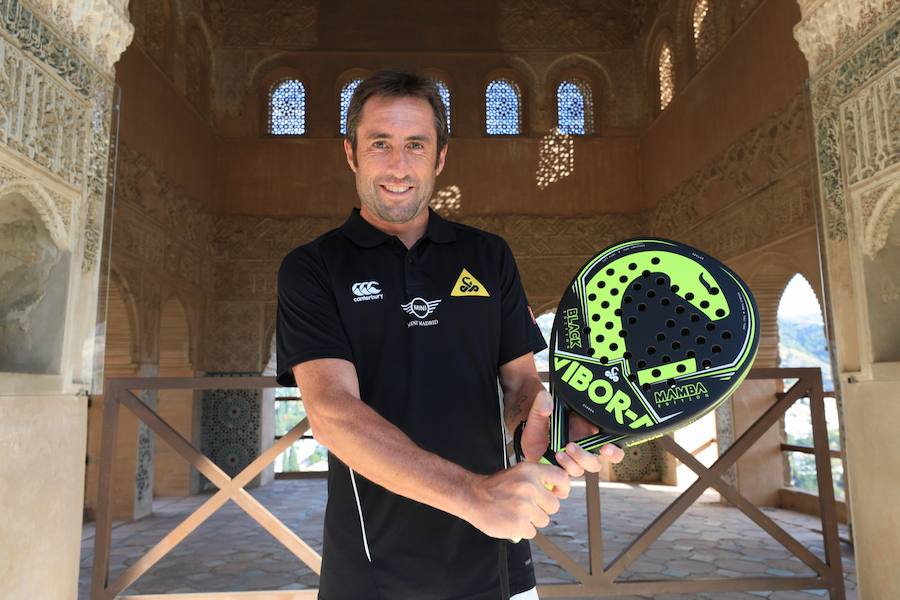 El alcalde de Granada, Francisco Cuenca, ha asistido a la fotografía oficial de promoción del World Padel Tour Granada Open 2018, junto con miembros de la organización y algunos de los participantes