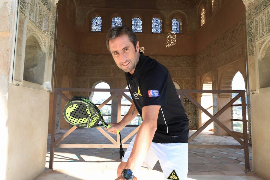 El alcalde de Granada, Francisco Cuenca, ha asistido a la fotografía oficial de promoción del World Padel Tour Granada Open 2018, junto con miembros de la organización y algunos de los participantes