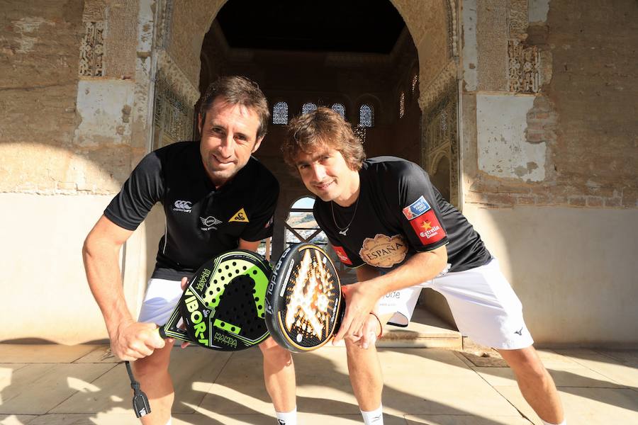 El alcalde de Granada, Francisco Cuenca, ha asistido a la fotografía oficial de promoción del World Padel Tour Granada Open 2018, junto con miembros de la organización y algunos de los participantes
