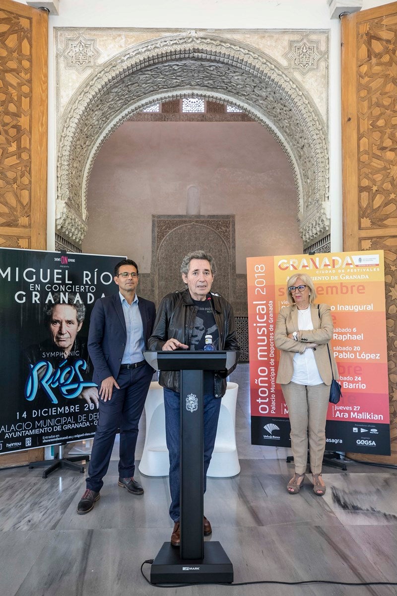 Interpretará grandes clásicos de toda su carrera como 'Bienvenidos', 'Santa Lucía' o 'Rock de una noche de verano', acompañado de su banda, los Black Betty Boys, y una orquesta sinfónica dirigida por Carlos Checa