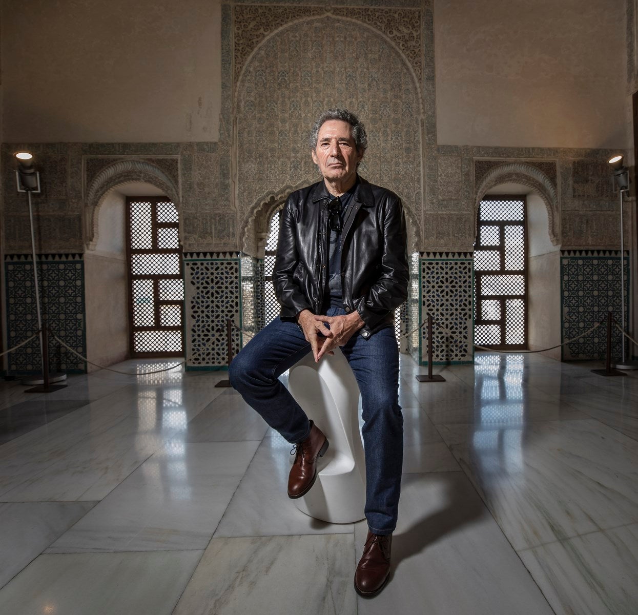 Interpretará grandes clásicos de toda su carrera como 'Bienvenidos', 'Santa Lucía' o 'Rock de una noche de verano', acompañado de su banda, los Black Betty Boys, y una orquesta sinfónica dirigida por Carlos Checa