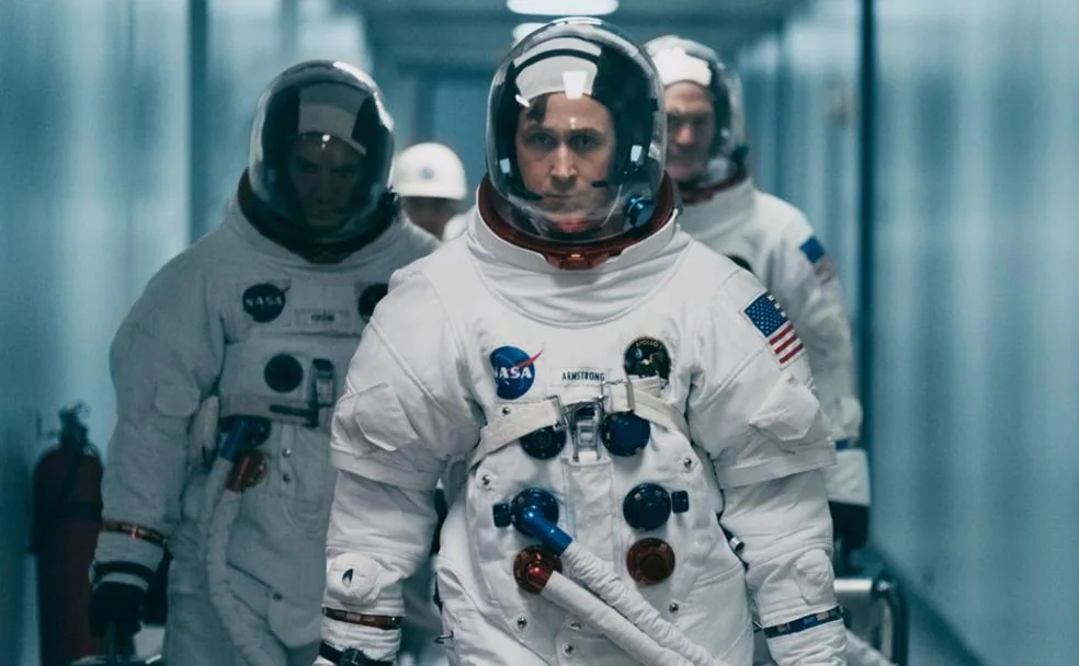 Ryan Gosling hace el papel de Neil Armstrong.