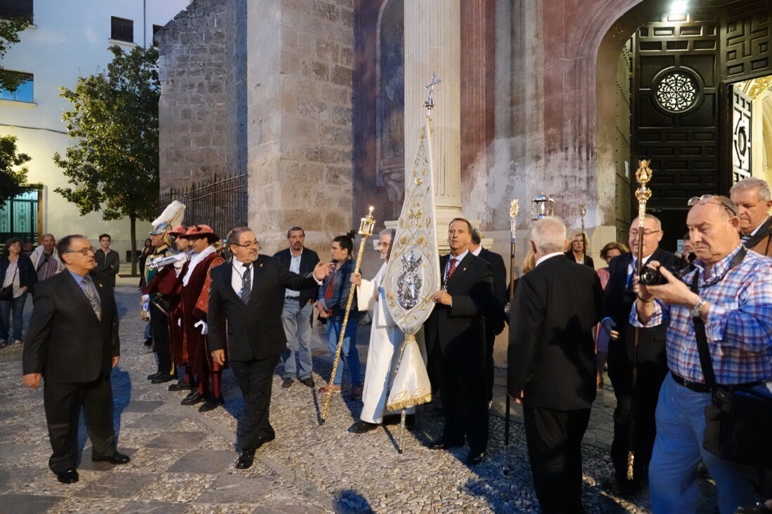 Tras la celebración del acto, se realizó la entrega de la 'Granada de Oro' de la ciudad a la Virgen del Rosario, una distinción otorgada por el Pleno del Ayuntamiento el pasado 2017