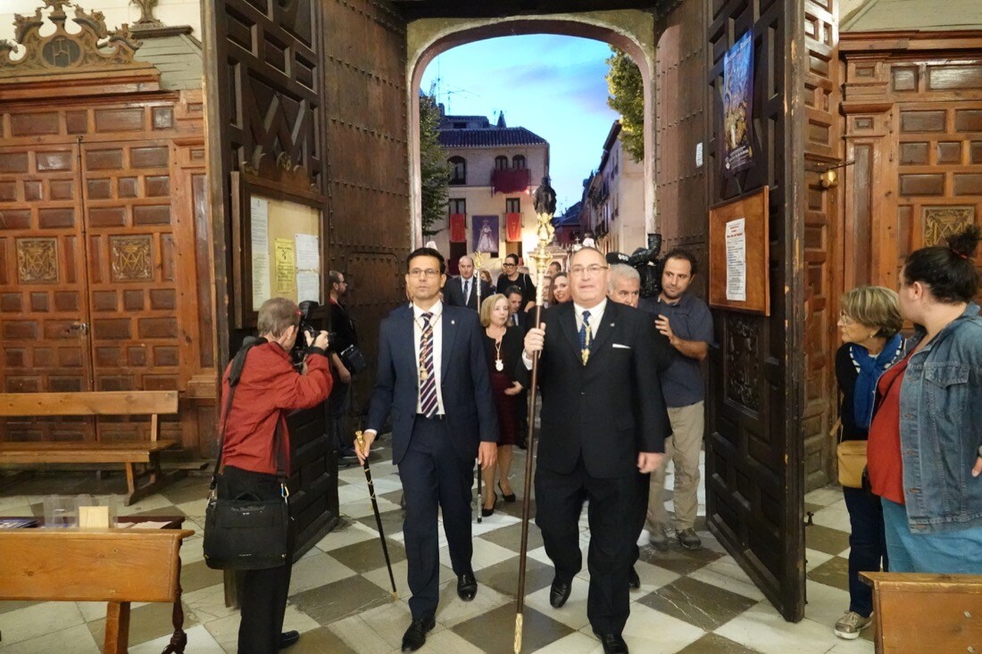 Tras la celebración del acto, se realizó la entrega de la 'Granada de Oro' de la ciudad a la Virgen del Rosario, una distinción otorgada por el Pleno del Ayuntamiento el pasado 2017