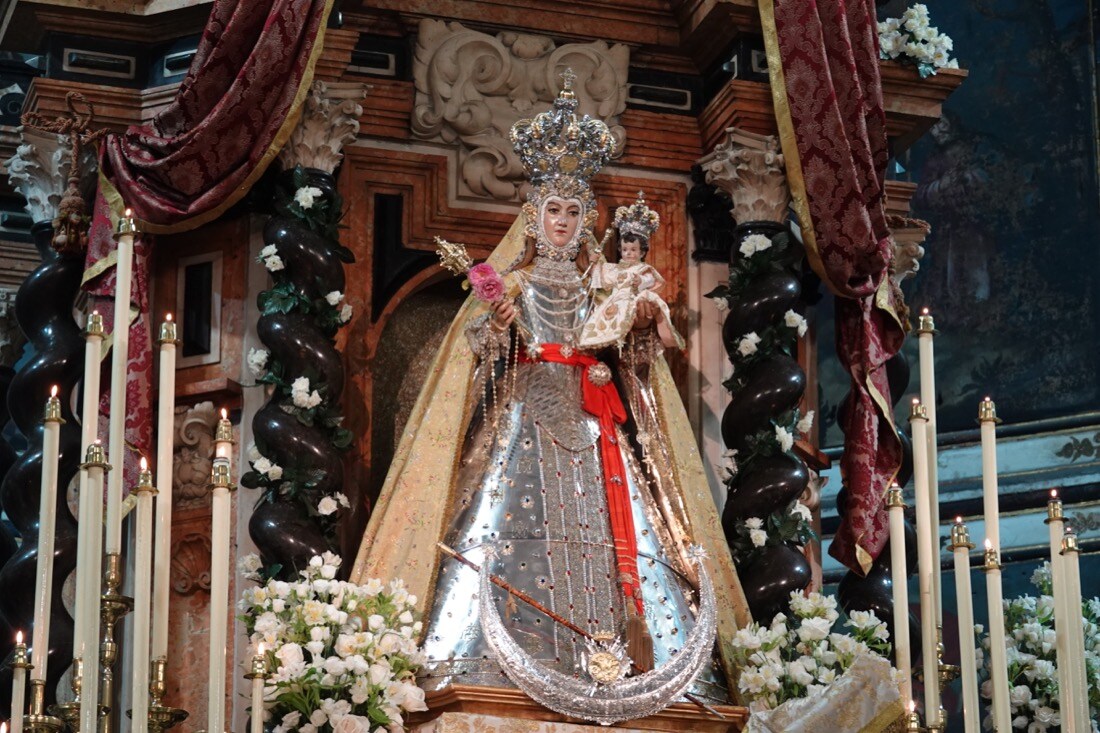 Tras la celebración del acto, se realizó la entrega de la 'Granada de Oro' de la ciudad a la Virgen del Rosario, una distinción otorgada por el Pleno del Ayuntamiento el pasado 2017