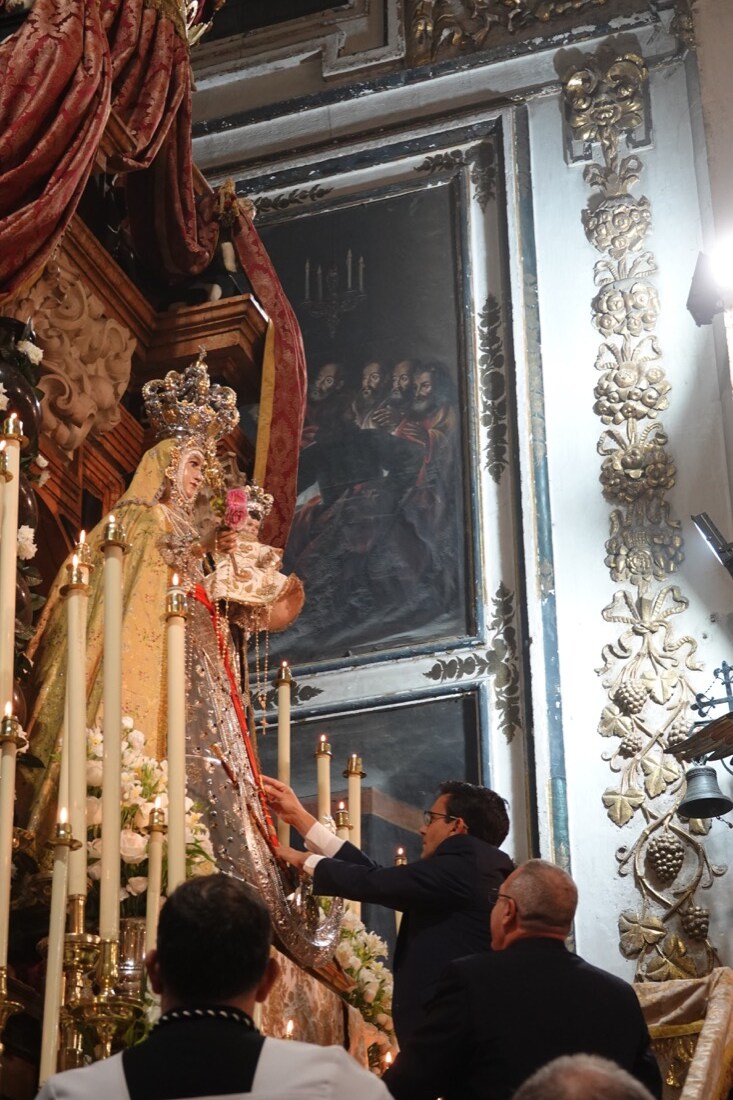 Tras la celebración del acto, se realizó la entrega de la 'Granada de Oro' de la ciudad a la Virgen del Rosario, una distinción otorgada por el Pleno del Ayuntamiento el pasado 2017