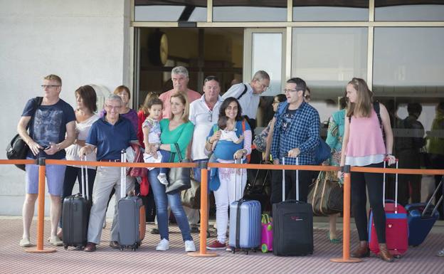 Pasajeros esperan un vuelo en el aeropuerto de Granada.