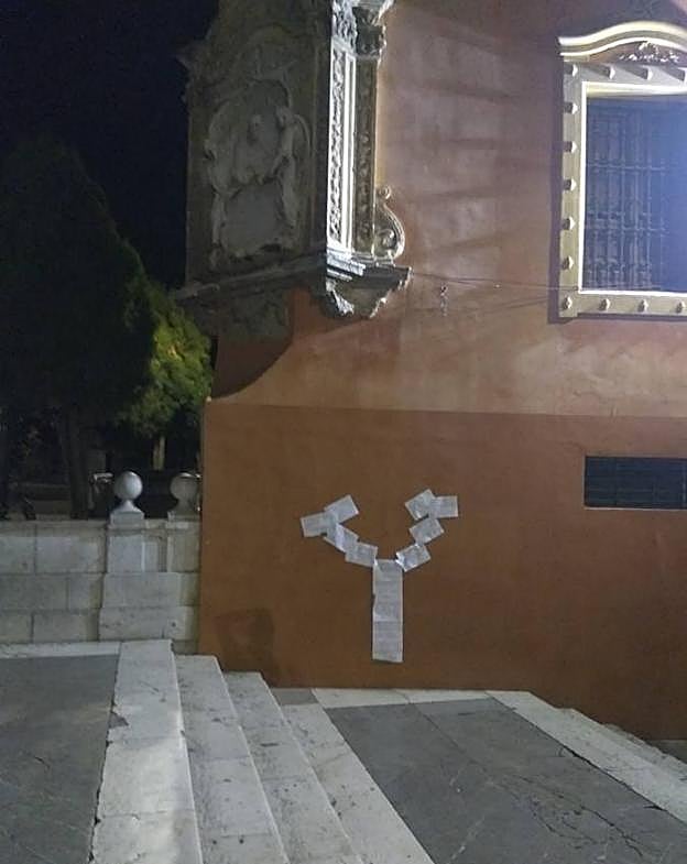 Árbol de papel junto a la Catedral de Granada.