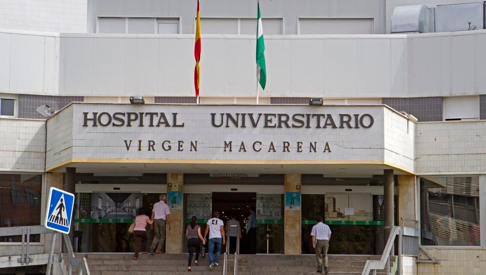 Fachada del Hospital Infanta Luisa, en el barrio de Triana, en Sevilla.