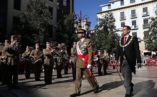 Paco Cuenca, a la derecha de la imagen, en la plaza del Carmen durante el evento.