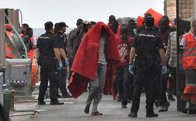 Llegada al puerto de Almería de personas rescatadas por Salvamento Marítimo. 