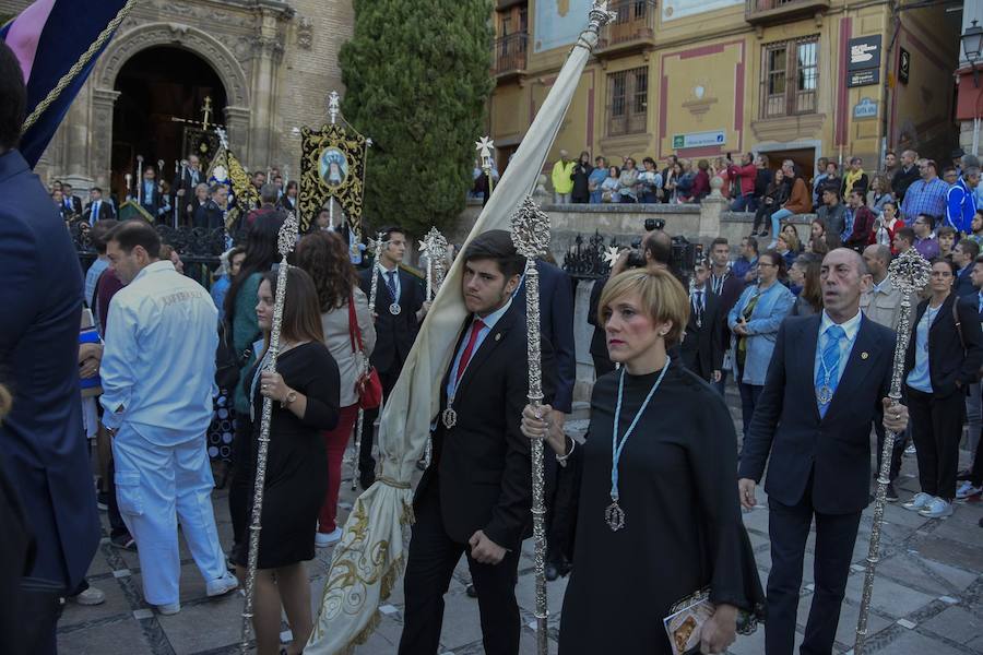 Faltaban escasos minutos para las tres de la tarde cuando la dolorosa que hace trescientos años tallara Risueño llegaba al altar donde será coronada canónicamente la mañana de este sábado 13 de octubre