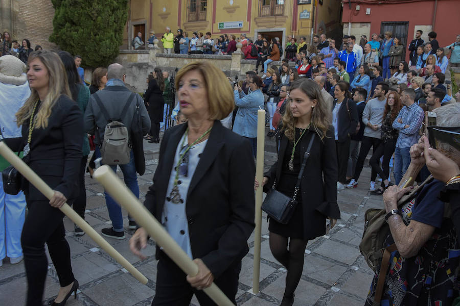 Faltaban escasos minutos para las tres de la tarde cuando la dolorosa que hace trescientos años tallara Risueño llegaba al altar donde será coronada canónicamente la mañana de este sábado 13 de octubre