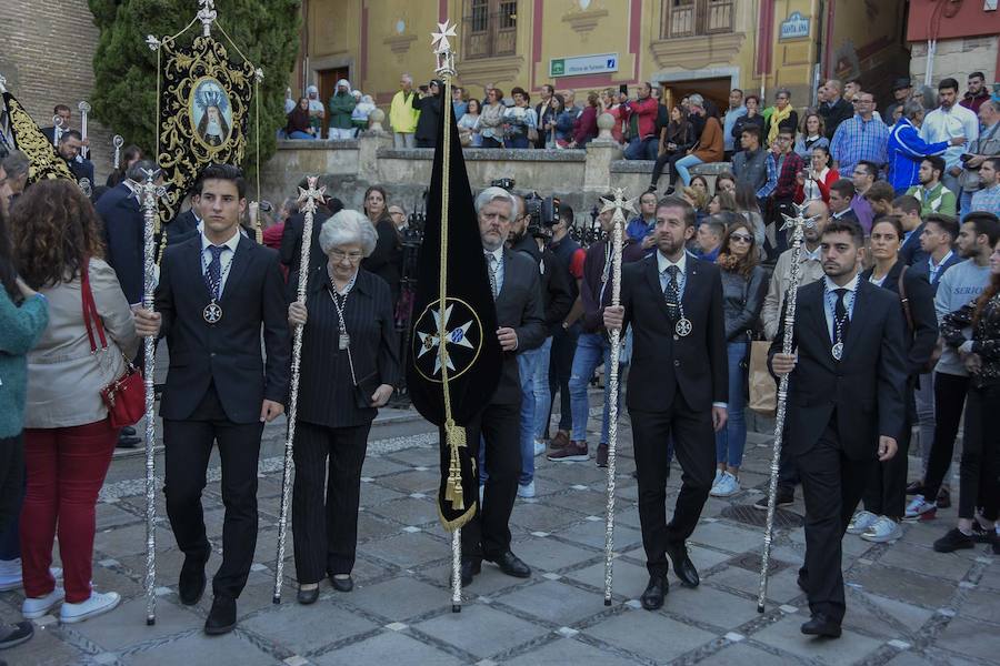 Faltaban escasos minutos para las tres de la tarde cuando la dolorosa que hace trescientos años tallara Risueño llegaba al altar donde será coronada canónicamente la mañana de este sábado 13 de octubre