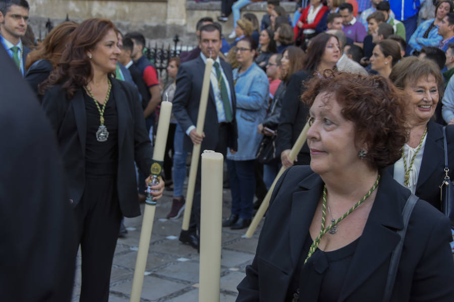 Faltaban escasos minutos para las tres de la tarde cuando la dolorosa que hace trescientos años tallara Risueño llegaba al altar donde será coronada canónicamente la mañana de este sábado 13 de octubre