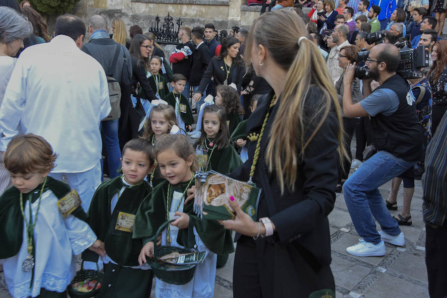 Faltaban escasos minutos para las tres de la tarde cuando la dolorosa que hace trescientos años tallara Risueño llegaba al altar donde será coronada canónicamente la mañana de este sábado 13 de octubre