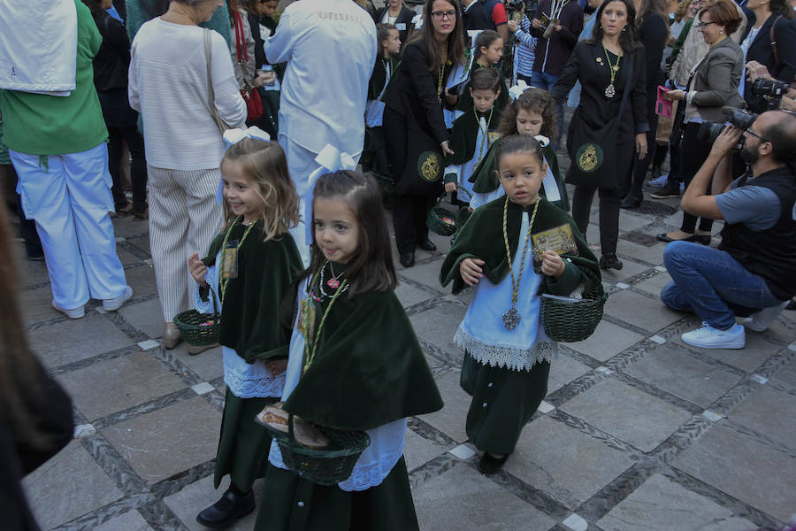 Faltaban escasos minutos para las tres de la tarde cuando la dolorosa que hace trescientos años tallara Risueño llegaba al altar donde será coronada canónicamente la mañana de este sábado 13 de octubre