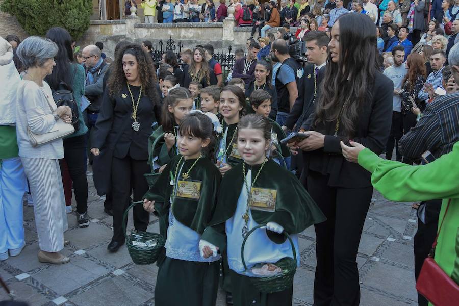 Faltaban escasos minutos para las tres de la tarde cuando la dolorosa que hace trescientos años tallara Risueño llegaba al altar donde será coronada canónicamente la mañana de este sábado 13 de octubre