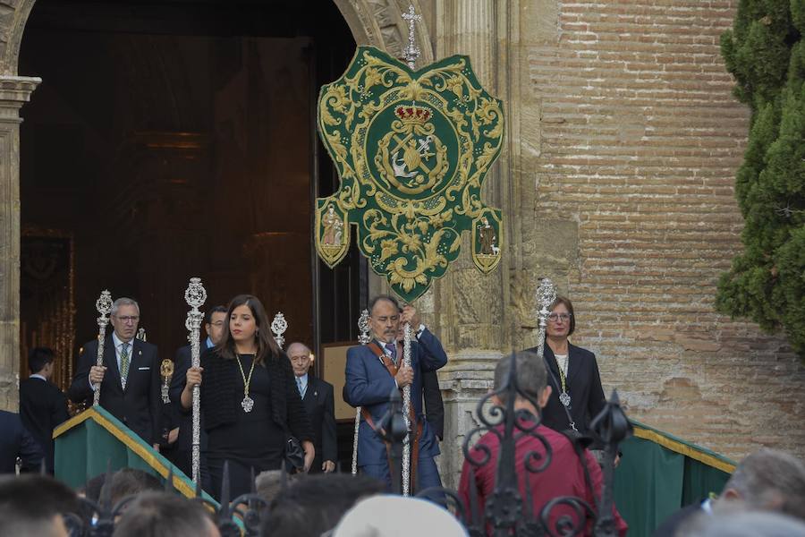 Faltaban escasos minutos para las tres de la tarde cuando la dolorosa que hace trescientos años tallara Risueño llegaba al altar donde será coronada canónicamente la mañana de este sábado 13 de octubre