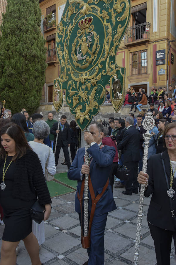 Faltaban escasos minutos para las tres de la tarde cuando la dolorosa que hace trescientos años tallara Risueño llegaba al altar donde será coronada canónicamente la mañana de este sábado 13 de octubre