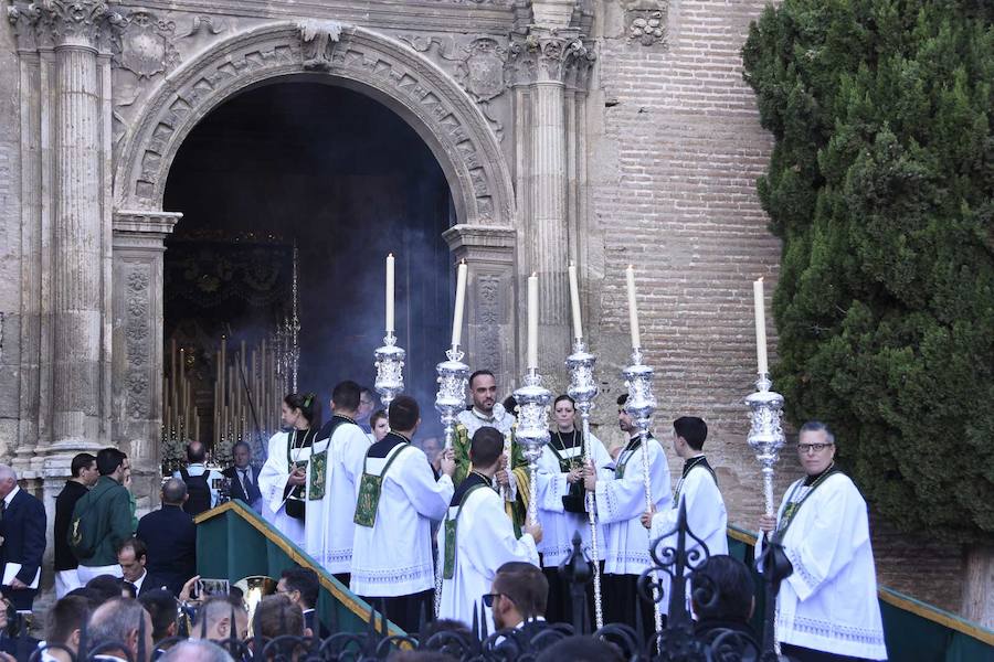 Faltaban escasos minutos para las tres de la tarde cuando la dolorosa que hace trescientos años tallara Risueño llegaba al altar donde será coronada canónicamente la mañana de este sábado 13 de octubre