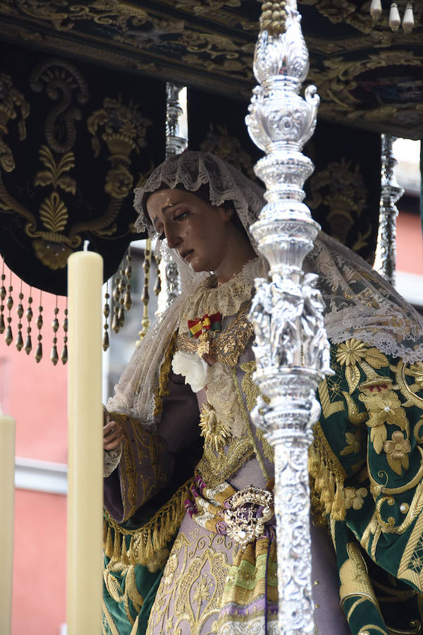 Faltaban escasos minutos para las tres de la tarde cuando la dolorosa que hace trescientos años tallara Risueño llegaba al altar donde será coronada canónicamente la mañana de este sábado 13 de octubre