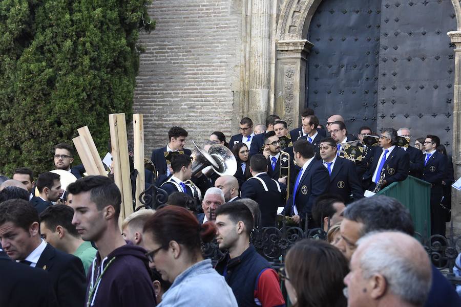 Faltaban escasos minutos para las tres de la tarde cuando la dolorosa que hace trescientos años tallara Risueño llegaba al altar donde será coronada canónicamente la mañana de este sábado 13 de octubre