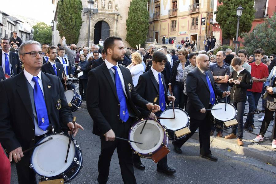 Faltaban escasos minutos para las tres de la tarde cuando la dolorosa que hace trescientos años tallara Risueño llegaba al altar donde será coronada canónicamente la mañana de este sábado 13 de octubre