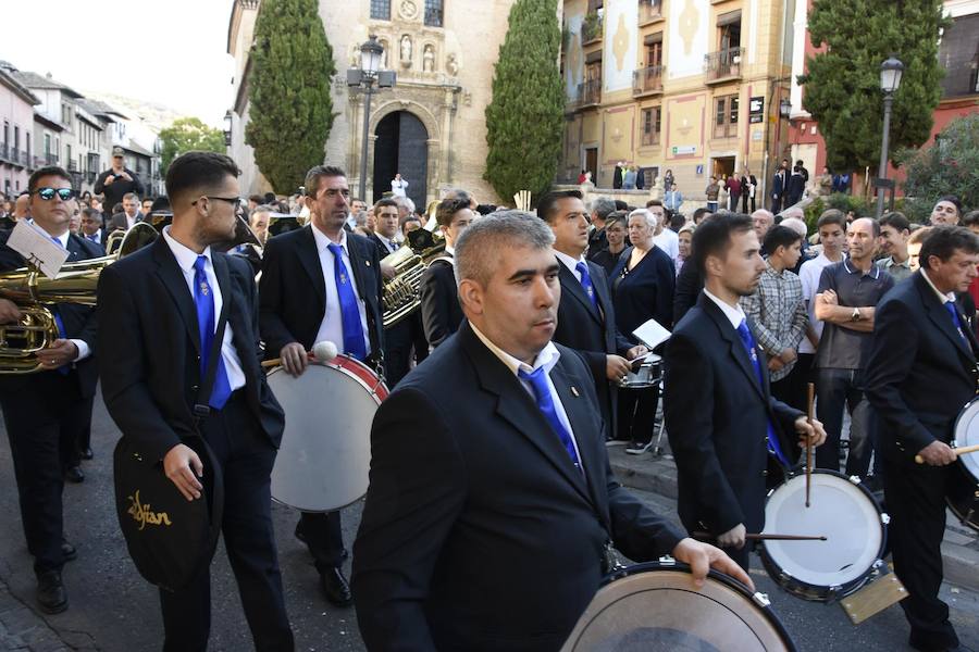 Faltaban escasos minutos para las tres de la tarde cuando la dolorosa que hace trescientos años tallara Risueño llegaba al altar donde será coronada canónicamente la mañana de este sábado 13 de octubre