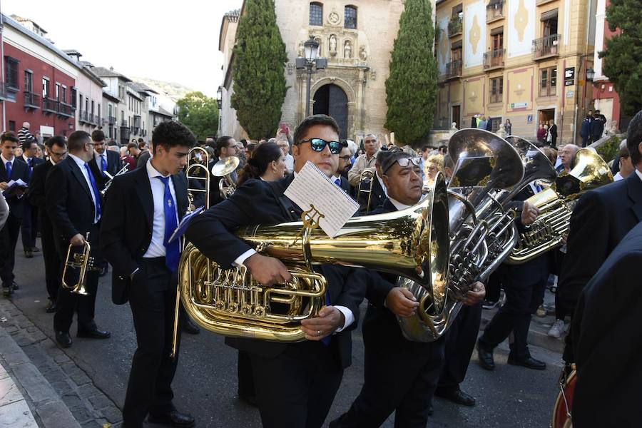 Faltaban escasos minutos para las tres de la tarde cuando la dolorosa que hace trescientos años tallara Risueño llegaba al altar donde será coronada canónicamente la mañana de este sábado 13 de octubre