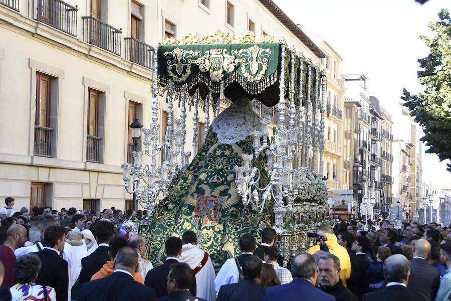 Faltaban escasos minutos para las tres de la tarde cuando la dolorosa que hace trescientos años tallara Risueño llegaba al altar donde será coronada canónicamente la mañana de este sábado 13 de octubre