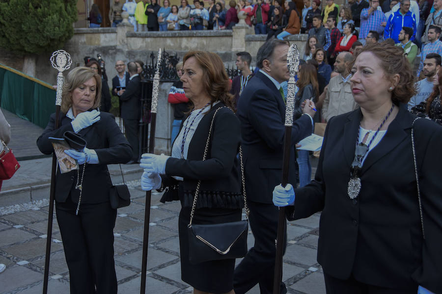 Faltaban escasos minutos para las tres de la tarde cuando la dolorosa que hace trescientos años tallara Risueño llegaba al altar donde será coronada canónicamente la mañana de este sábado 13 de octubre